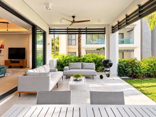 Stylish Golf-Side Apartment with Scenic View - 9