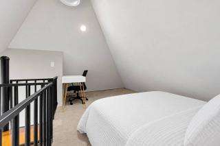 Private Hamptons Pool House Loft, Pool & Deck - 2