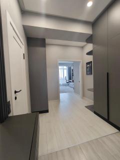 Modern Apartment with Panoramic City View - 9