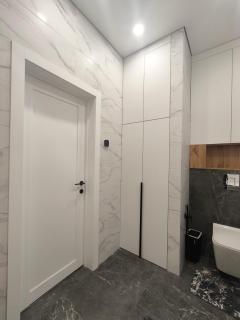 Modern Apartment with Panoramic City View - 5