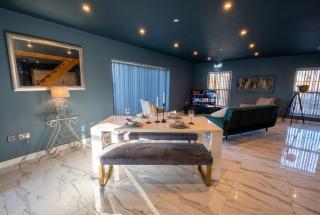 Lake View in Welford Upon Avon, Indoor Hot Tub - 4