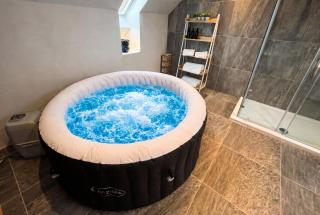 Lake View in Welford Upon Avon, Indoor Hot Tub - 9