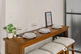 17th Ave SW 2BR Apartment in the Beltline 2 Queen Beds, AC, Underground Parking - 1