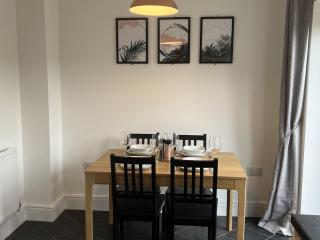Spacious 3BR house/parking +garden/ sleeps 6 - 4