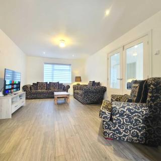 Spacious house / sleeps 10 / parking / Barrow - 6