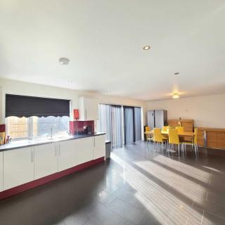 Spacious house / sleeps 10 / parking / Barrow - 4