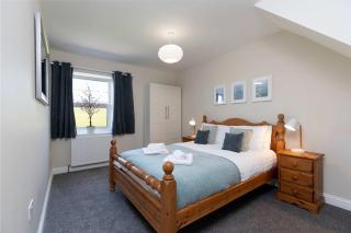 Spacious 4-Bed - Parking & Views - Bishop Auckland - 8