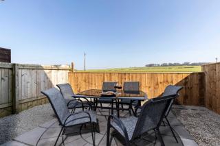 Spacious 4-Bed - Parking & Views - Bishop Auckland - 3