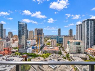 Luxury High Floor Skyline Apartment Near Cruise Port - 1