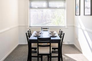 3 Bed House / sleeps 6 / Parking + EV Charger - 7