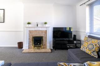 3 Bed House / sleeps 6 / Parking + EV Charger - 6