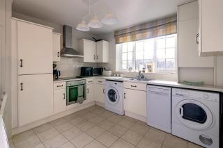 Elegant Village Stay | Parking + EV Charger - 9