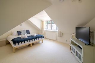 Elegant Village Stay | Parking + EV Charger - 8