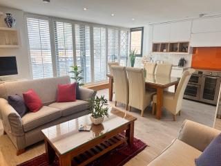 Ultra-Central 3-Bed by Jesus College with balcony - 9
