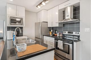 Modern Downtown Van 2BR Condo - Walk to BC Place - 8