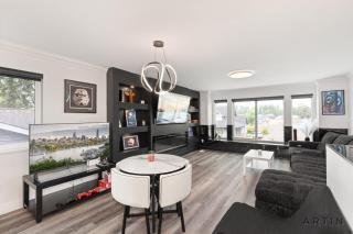Modern 5BR Home Near Lions Gate with Glass Deck and BBQ - 1
