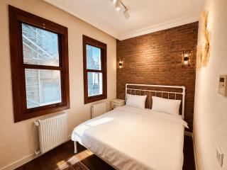 Nu 7 Historic Galata Home, Authentic Character - 3