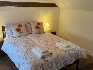 Lake Farm Cottage - 2
