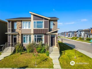 Cornerstone 3BR Home near Calgary Airport King Ensuite Central AC - 7