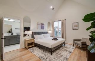 Chic & Central 3BD Townhouse Mins to DT & Midtown - Houston - 6