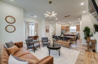 Chic & Central 3BD Townhouse Mins to DT & Midtown - Houston - 5