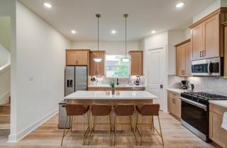 Chic & Central 3BD Townhouse Mins to DT & Midtown - Houston - 7