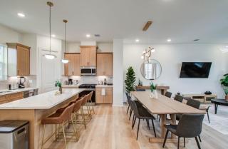 Chic & Central 3BD Townhouse Mins to DT & Midtown - Houston - 1