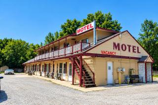 Bob's Woodstock Motel - 9