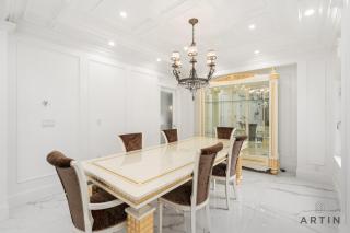 Grand Burnaby 5BR Retreat with Private Movie Room - 8