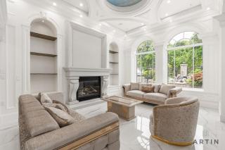 Grand Burnaby 5BR Retreat with Private Movie Room - 1