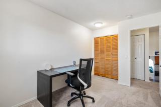 Riverbend 1BR Suite near Stampede Park Queen Bed Fireplace Office Workspace - 6
