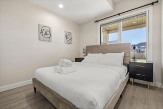 Sage Hill 1BR Suite in NW Calgary Queen Bed 65 inch TV Full Kitchen - 9