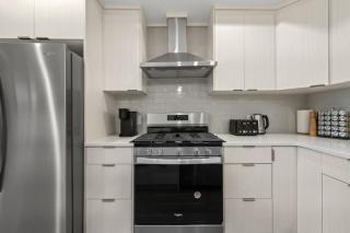 Sage Hill 1BR Suite in NW Calgary Queen Bed 65 inch TV Full Kitchen - 8