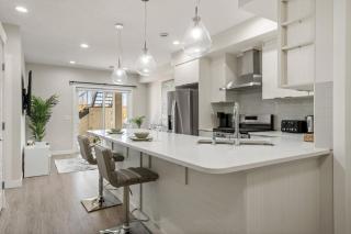 Sage Hill 1BR Suite in NW Calgary Queen Bed 65 inch TV Full Kitchen - 7