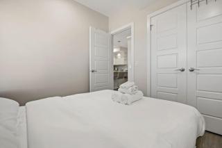 Sage Hill 1BR Suite in NW Calgary Queen Bed 65 inch TV Full Kitchen - 4