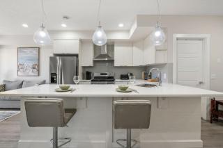 Sage Hill 1BR Suite in NW Calgary Queen Bed 65 inch TV Full Kitchen - 2
