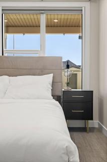 Sage Hill 1BR Suite in NW Calgary Queen Bed 65 inch TV Full Kitchen - 1