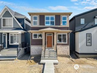 Glacier Ridge 4BR Home in NW Calgary King Bed Central AC Sleeps 10 - 6