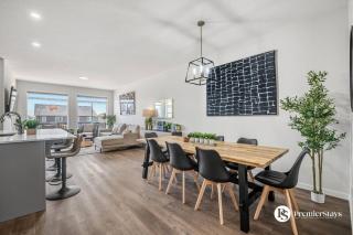 Glacier Ridge 4BR Home in NW Calgary King Bed Central AC Sleeps 10 - 2