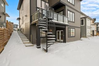 Chestermere 2BR Private Guest Suite near the Lake King Bed AC Reading Nook - 7
