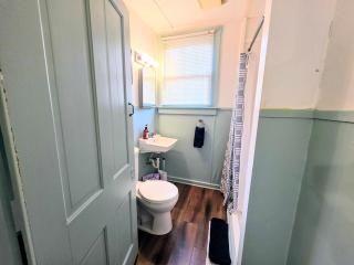 #06 - Lakeview Two Bedroom Cottage-Pet Friendly - 1