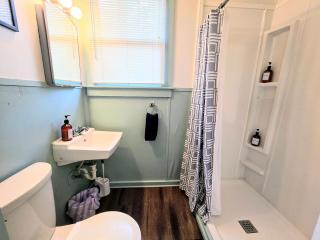 #06 - Lakeview Two Bedroom Cottage-Pet Friendly - 8