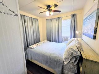 #06 - Lakeview Two Bedroom Cottage-Pet Friendly - 2