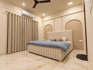 Chic 1BHK Apartment Luxury River & Valley Views - 9