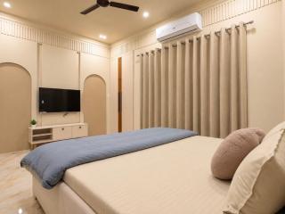 Chic 1BHK Apartment Luxury River & Valley Views - 4