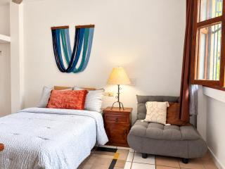 Walkable Romantic Zone 1BR with AC and Kitchen - 4