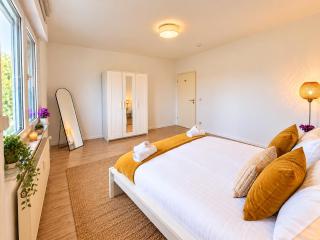 Inviting Apartment with parking and scenic view - 3