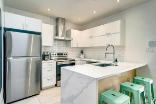St-Laurent Boulevard - Private Floor, 2 Apartments - 6