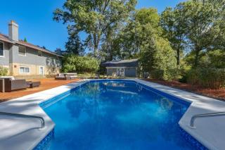 Outdoor Oasis w/ Hot Tub & Pool! Milford Gem - 0