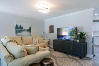 Outdoor Oasis w/ Hot Tub & Pool! Milford Gem - 6